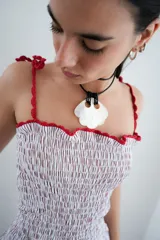 Vestido largo color crema con rayas verticales finas, fruncido en el busto y falda globo. Tiene detalles tejidos de crochet en breteles y escote.