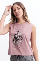 Musculosa color rosa con estampado de una serpiente enroscada en rosas y la frase "Don't fear, do it anyway. Born to be wild & free".