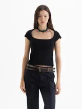 Top negro de manga corta con escote cuadrado y logo bordado en el lateral.