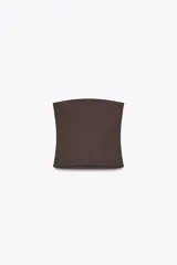 Top bandeau marrón de escote recto y hombros descubiertos, con detalle de flor en relieve en el delantero y cierre lateral con cremallera oculta.