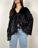 Blusa negra de terciopelo con escote en V y mangas anchas. Se ata al frente con lazos.
