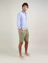 Bermuda de hombre color azul marino, marca El Ganso, de tejido 77% algodón, 20% algodón reciclado y 3% elastán. Corte Regular Fit. Tiene dos bolsillos laterales y bolsillos traseros con cintas insertadas. Tinte pigmentario consiguiendo un color desgastado.