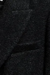 Abrigo largo de Zara Woman Collection confeccionado en tejido con 30% lana. Tiene cuello solapa de muescas, manga larga con abertura y botones, bolsillos con solapa en el delantero y de vivo en el pecho. Forro interior a tono y cierre frontal cruzado con botones.