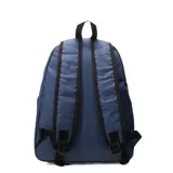 Mochila azul marino de tela con bolsillo frontal y logo de la marca en la parte inferior.