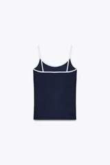 Camiseta azul marino de tirantes finos con escote redondo y detalle de ribete blanco en contraste.