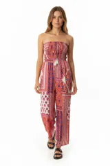 Mono largo estampado con corte palazzo, escote strapless con detalle de lazo y borlas.