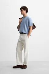Camiseta celeste de punto con hilatura de mezcla de algodón, corte relaxed fit, cuello redondo, manga corta y acabados en rib.