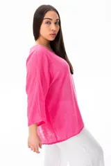 Blusa fucsia de algodón con mangas 3/4 y escote redondo.