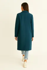 Tapado largo de mujer, color negro, con solapas y cierre frontal de un solo botón.