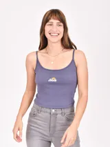 Musculosa gris con breteles finos y bordado de un cangrejo rojo en el pecho.