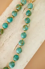 Collar de doble vuelta con cuentas de piedra natural de turquesa africana y separadores de acero.