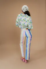 Pantalón de gabardina elastizada a rayas verticales de colores pastel.