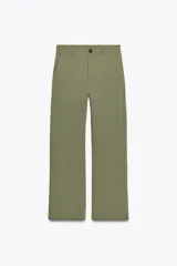 Pantalón de tiro alto color verde oliva, de corte recto y pierna ancha, con bolsillos laterales y traseros. Cierre frontal con cremallera y botón.