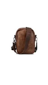 Bandolera morral color negro con cierre metálico principal y cierre frontal. Cuenta con una correa de galón gruesa y ajustable.