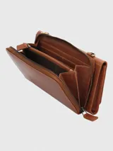 Billetera de cuero color marrón con cierre de cremallera superior y broche imantado.