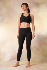 Calza larga de lycra negra, tiro alto y calce ajustado.