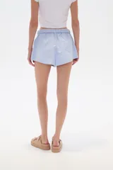 Short color beige con cintura elastizada y dos botones decorativos.