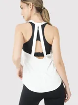 Musculosa deportiva negra de calce regular, cuello redondo y sisas amplias.