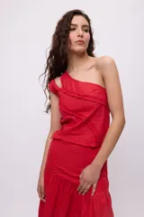 Top azul de un hombro con volados y confeccionado en lino y algodón.