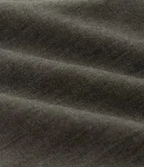 Camisa de manga larga color blanco, confeccionada en tricolina de algodón con efecto melange. Tiene cuello inglés, abotonado delantero y puños con botones.