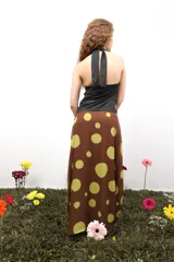 Falda larga de gasa estampada con letras, confeccionada en poliéster con doble tela y cierre lateral oculto.