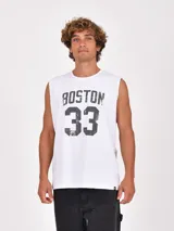 Musculosa sin mangas color blanco, con cuello redondo y estampado frontal que dice "BOSTON 33" en tipografía deportiva desgastada.