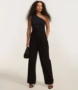 Blusa de jersey color negro con escote de un solo hombro, con franzidos laterales y bajo asimétrico.