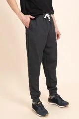 Pantalón deportivo tipo jogger color gris oscuro, con cintura elástica ajustable con cordón.