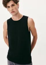 Musculosa básica azul oscuro de corte clásico.