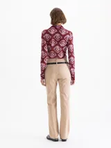 Pantalón sastrero negro con raya marcada al centro y pierna recta. Incluye un cinturón desmontable de cuero vacuno con herrajes metálicos. Tiene bolsillos delanteros biselados y un bolsillo ojal en la espalda.