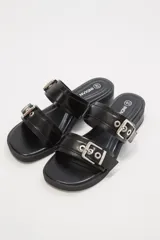 Sandalias negras con doble tira y hebillas plateadas.