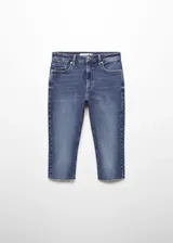 Jeans capri skinny de tiro medio, color azul denim, con cinco bolsillos, cierre de cremallera y botón, trabillas y bajo deshilachado.