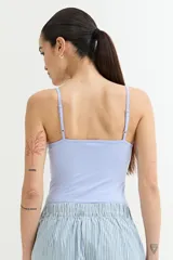 Body celeste con breteles finos.