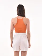 Musculosa negra con cuello halter y espalda descubierta.