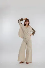 Camisa color beige con mangas largas color marrón.
