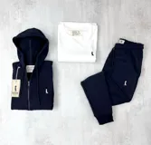 Pantalón de jogging negro con puños elásticos en los tobillos y cordón ajustable en la cintura.