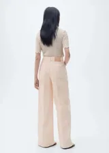 Pantalón de jean color rosa claro, corte wide leg, tiro alto, con bolsillos laterales y trabillas para cinturón.