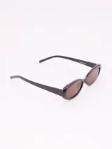 Lentes de sol ovalados con montura de plástico negra y cristales grises.