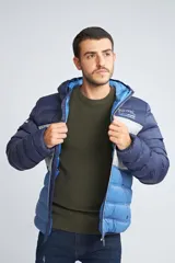 Campera de abrigo para hombre, con diseño color block en tonos azul y gris, manga larga y cierre completo.