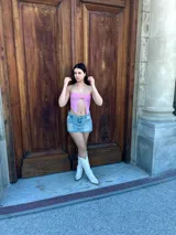 Top bandeau rosado con detalle de abertura en el centro y accesorio dorado.