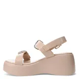 Sandalias de plataforma color nude, con tiras anchas y hebillas plateadas.