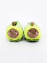 Pantuflas de plush con forma de palta, color verde con detalles en marrón y rosa.