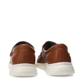 Sandalia de cuero color marrón con aberturas y ajuste con velcro.
