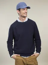 Sweater de punto color azul marino con cuello redondo y mangas raglán.