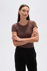 Body de manga corta color blanco, confeccionado en poliamida, de corte ajustado al cuerpo y cuello redondo a la base.