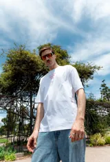 Remera blanca de corte holgado con estampa frontal con la frase "Tu intuición siempre sabe" en color rojo.