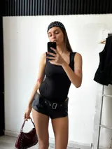 Body negro de bretel fino y escote cuadrado.