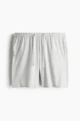 Conjunto de pijama gris claro melange, compuesto por una remera de manga corta con cuello redondo y un short con cintura elástica ajustable con cordón y bolsillos laterales.
