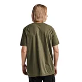 Remera verde militar de manga corta con bolsillo en el pecho y etiqueta con logo de la marca.