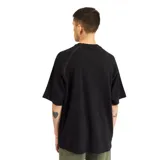 Remera negra de manga corta con corte ranglán y logo estampado en el pecho.
